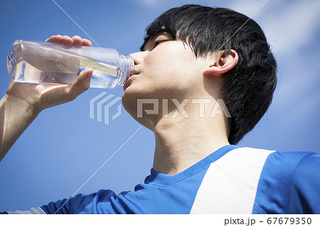 人物 男性 水 飲むの写真素材