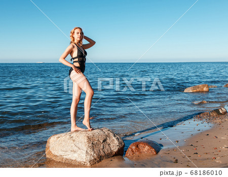 女の子 女性 水着 サーフィンの写真素材