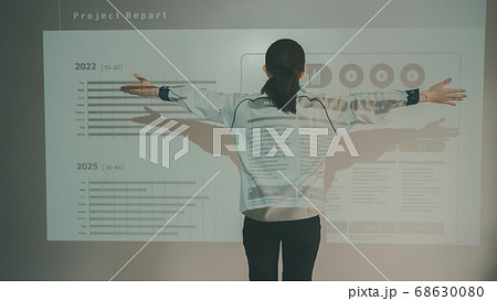 女性 後ろ姿 日本人 手を広げるの写真素材