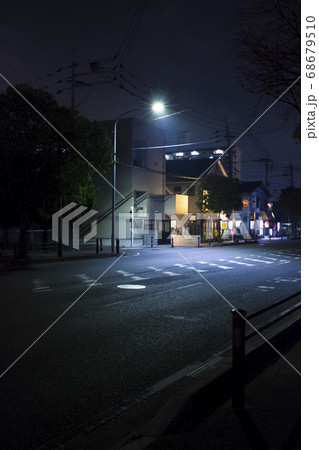 夜道 光 街灯 外灯の写真素材