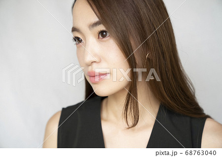斜め横顔 女性 上半身 きれいの写真素材