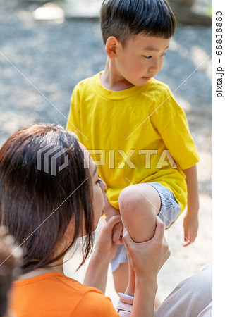 子供 少年 男の子 半ズボンの写真素材