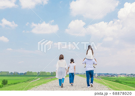 後ろ姿 肩車 親子 人物の写真素材 後ろ姿 肩車 親子 人物の写真素材