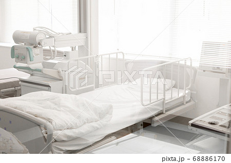 病院 ベッド 病室 部屋の写真素材
