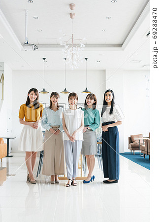 ol　集合写真 女性 OL 集合 人物の写真素材 - PIXTA