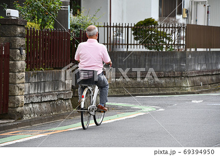 サイクリング 自転車 男性 後ろ姿の写真素材