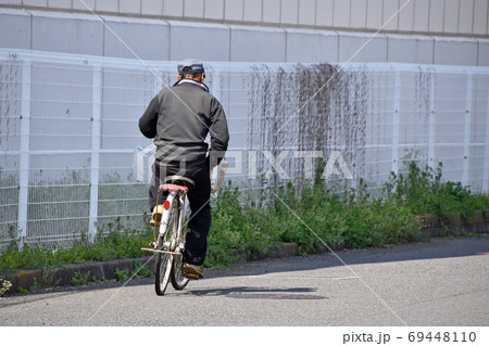 サイクリング 自転車 男性 後ろ姿の写真素材