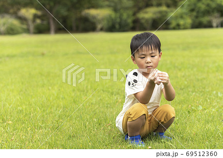 しゃがむ 男の子の写真素材