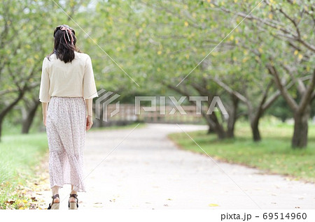人物 彼女 後ろ姿 後ろの写真素材