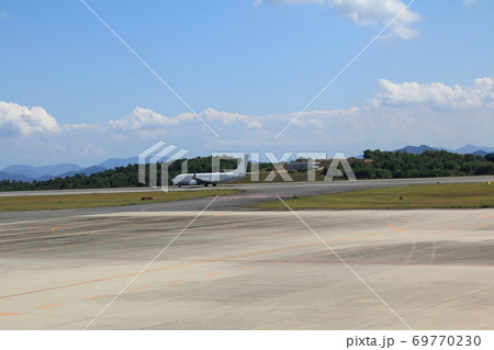 広島空港 飛行機 秋 滑走路の写真素材