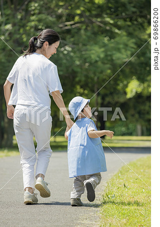 少年 後ろ姿 子ども 走るの写真素材