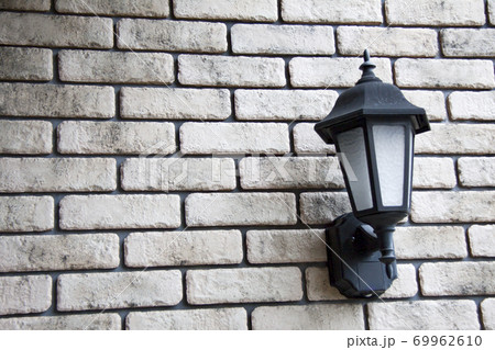 ブラケットライト 照明器具 外壁 レンガ壁の写真素材