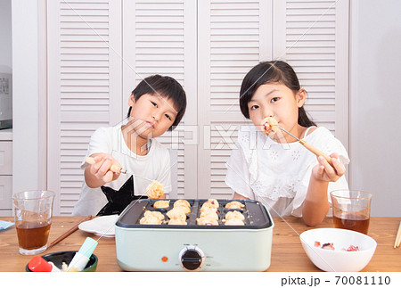 女の子 たこ焼き 食べるの写真素材 女の子 たこ焼き 食べるの写真素材