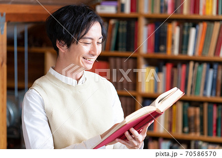 男性 本 読む 読書の写真素材