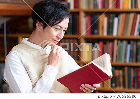 男性 本 読む 読書の写真素材