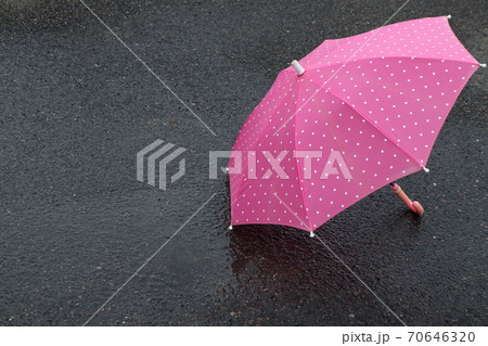 傘 水溜り 桃色 雨上がりの写真素材