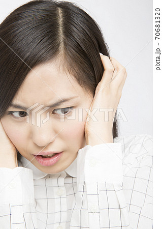 耳を塞ぐの写真素材