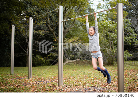 鉄棒 女の子の写真素材