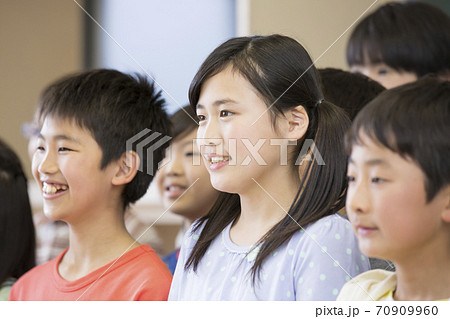 小学 娘 笑顔 小学生 笑顔の写真素材 - PIXTA