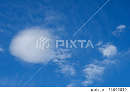 青空 雲 綿菓子 わたがし雲の写真素材