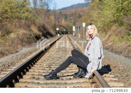 女性 女 人物 線路の写真素材