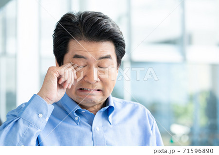 泣き真似の写真素材