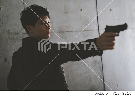 銃 構える 撃つ 男性の写真素材
