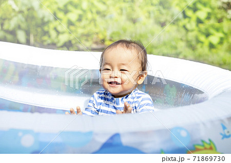 水遊び 赤ちゃん 楽しい 嬉しいの写真素材