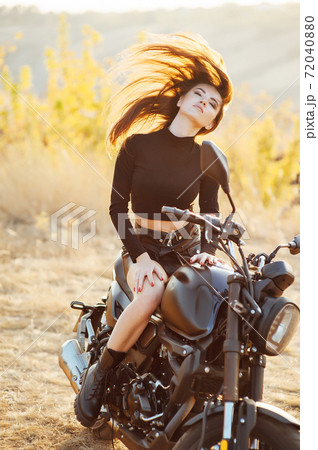 ライダー ポーズ バイク 女性の写真素材