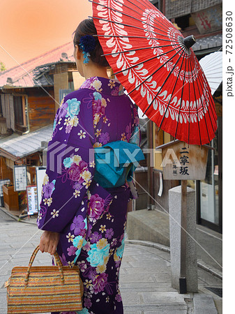 後姿 和服 番傘 和傘 京都 女性 背中の写真素材 - PIXTA