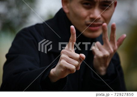 指 タバコ 男性 手の写真素材