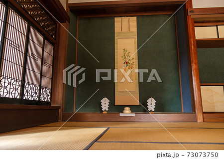 正月飾り 鏡餅 床の間 掛け軸の写真素材