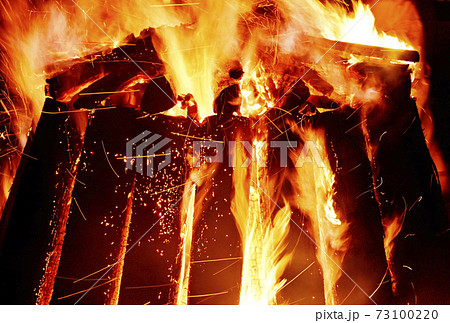キャンプファイヤーの写真素材集 ピクスタ