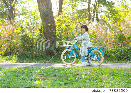 子供 自転車 乗る 後ろ姿の写真素材