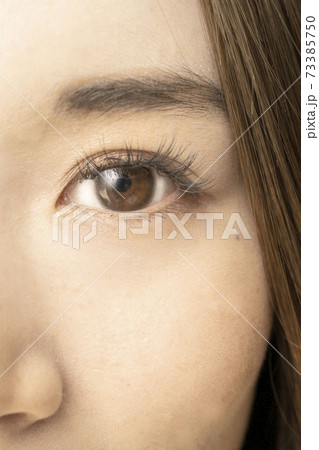 美しい女性の綺麗な瞳