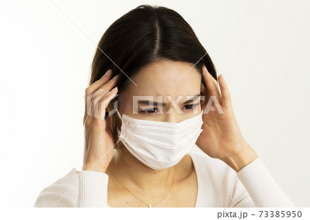 マスク姿の女性/頭痛/風邪の症状/熱の症状/白い服/	