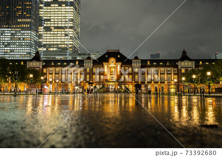 夜の東京丸の内の水溜り