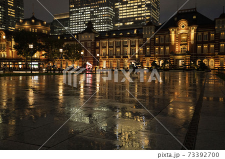 夜の東京丸の内の水溜り