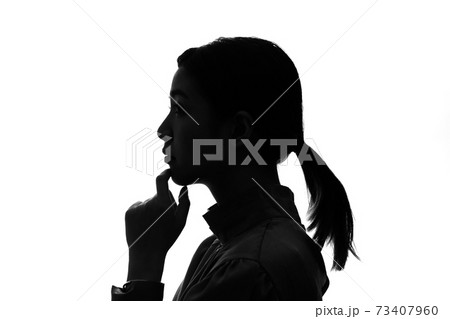 悩み シルエット 女性 考えるの写真素材