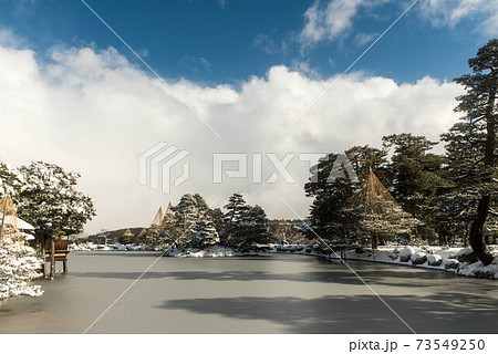 日本园林日本庭园日式庭园下雪的冬冬天照片素材