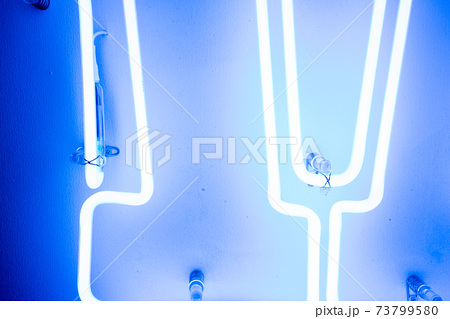 青く光るネオン管,照明機材,電灯,電飾