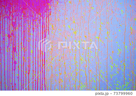 赤いと青いペンキが吹き付けられた壁,どろどろ,ベチャベチャ、