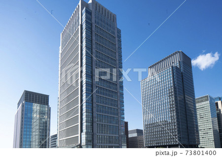 青空に建設された大手町の高層ビル群