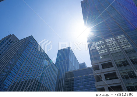 光が差し込んだオフィスビル,青,ブルー