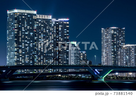 東京勝どきの夜景,タワーマンションとオフィスビル