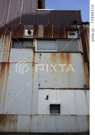 トタン作りの錆びた工場の壁/工事現場/町工場/廃墟	