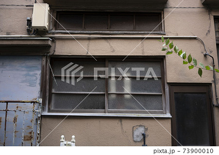 日本の木造モルタル住宅の古い窓,鉄格子,開かずの窓