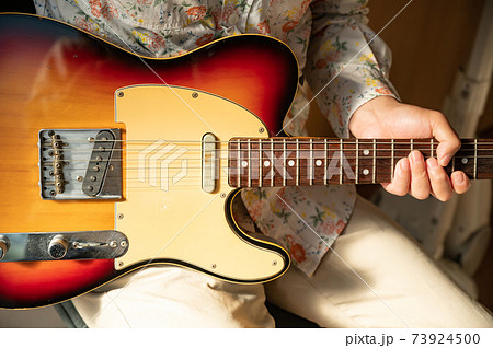 エレキギター 男性の写真素材