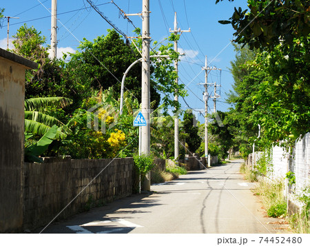沖縄 ブロック塀 道路 道の写真素材