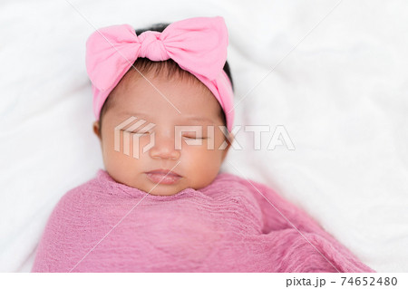 赤ちゃん 新生児 外国人 かわいい 愛らしい 幼児の写真素材